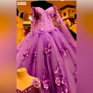 Brand new never worn beautiful ball gown can wear for prom or wedding